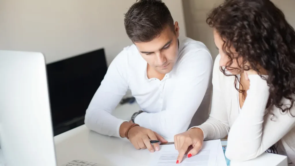 Homem e mulher discutindo bem-estar financeiro 
