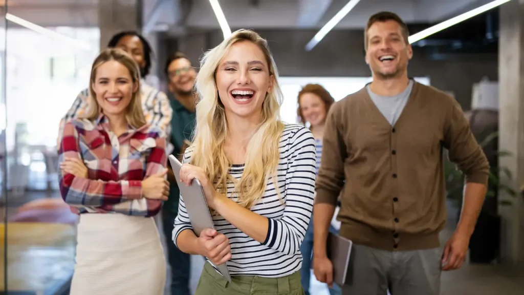 Pessoas felizes com qualidade de vida no trabalho