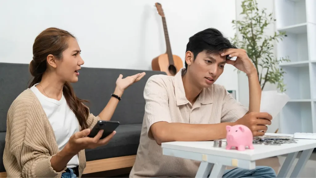 Homem e mulher discutindo sobre como organizar sua vida financeira
