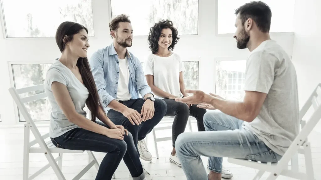 Equipe falando sobre gestão de benefícios
