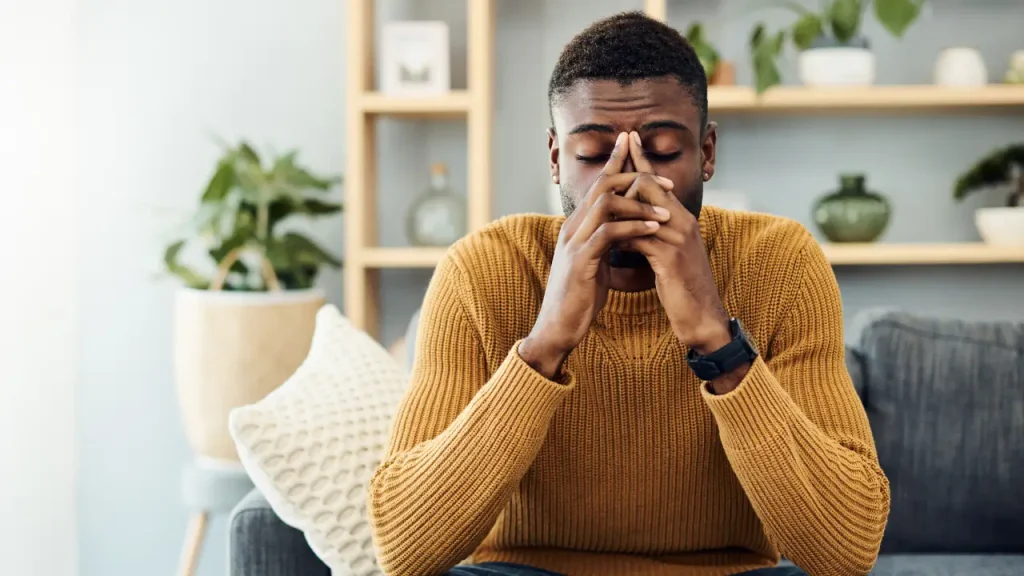 Homem cansado representando o que é síndrome de burnout
