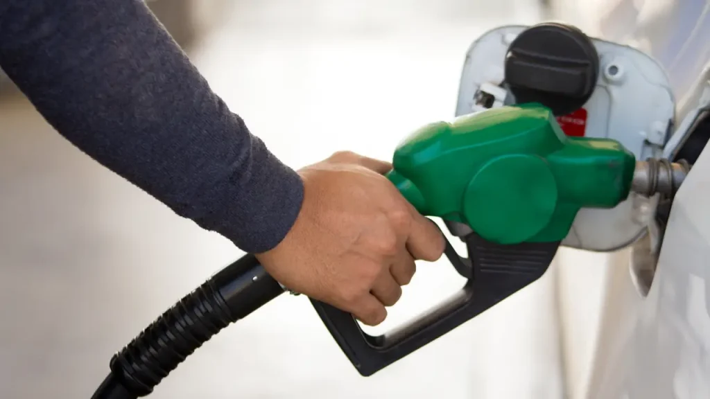Pessoa abastecendo o carro com benefício de mobilidade corporativa.