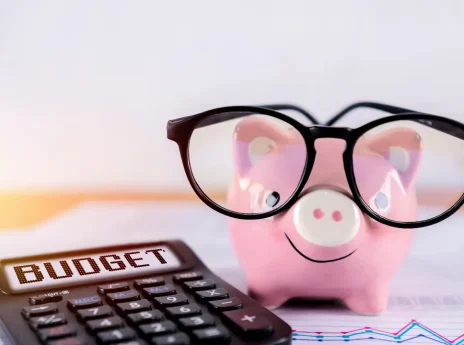 óculos e calculadora
